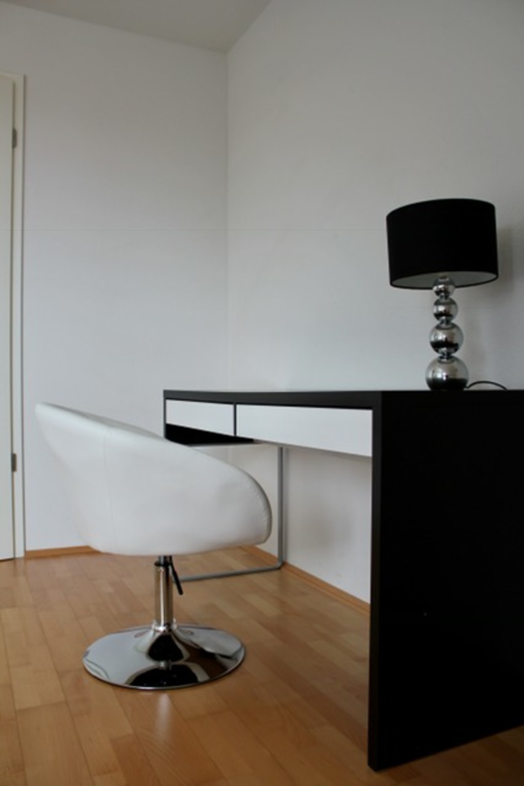 Rent 3 rooms apartment Frankfurt am Main | Entire place | Frankfurt am Main | 4 Room Business Maisonette Wohnung über 2 Etagen mit 2 Bädern, Fussbodenheizung, Tiefgaragenplatz und Balkon | Hominext