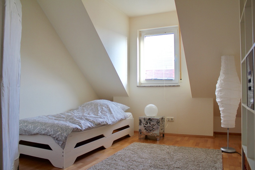 Rent 3 rooms apartment Frankfurt am Main | Entire place | Frankfurt am Main | 4 Room Business Maisonette Wohnung über 2 Etagen mit 2 Bädern, Fussbodenheizung, Tiefgaragenplatz und Balkon | Hominext