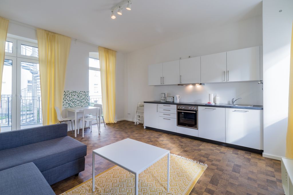 Rent 2 rooms apartment Berlin | Entire place | Berlin | Schöne helle 3-Zimmer Wohnung mit Balkon am Hermannplatz | Hominext