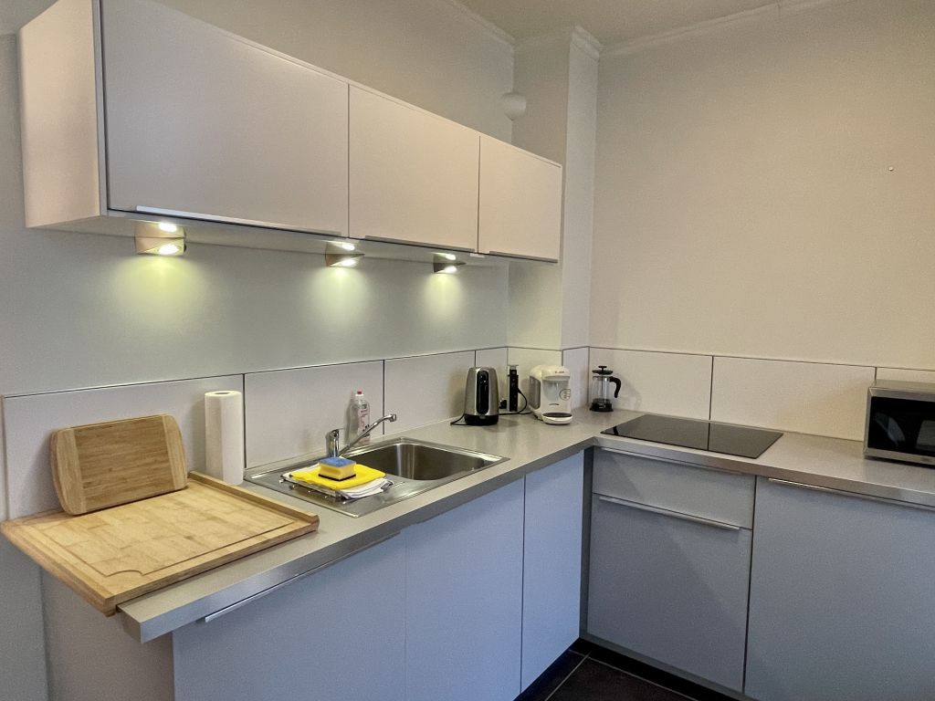 Miete 1 Zimmer Wohnung Berlin | Ganze Wohnung | Berlin | TOP Studio Apartment, ruhige Bestlage im Prenzlauer Berg, großer Balkon, 50000 DSL Internet, Smart TV , Dielenboden + hohe Altbau Decken, einziehen + wohlfühlen ! | Hominext