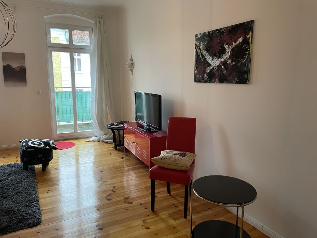 Rent 1 room apartment Berlin | Entire place | Berlin | Individuelle Altbauwohnung mit Kamin und wie Balkonen in zentraler Wohnlage | Hominext