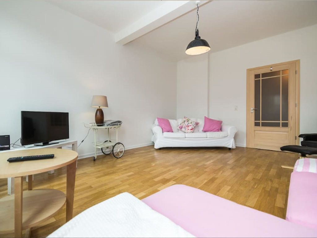 Rent 2 rooms apartment Essen | Entire place | Essen | Farbenfroh und hell Wohnen | Hominext