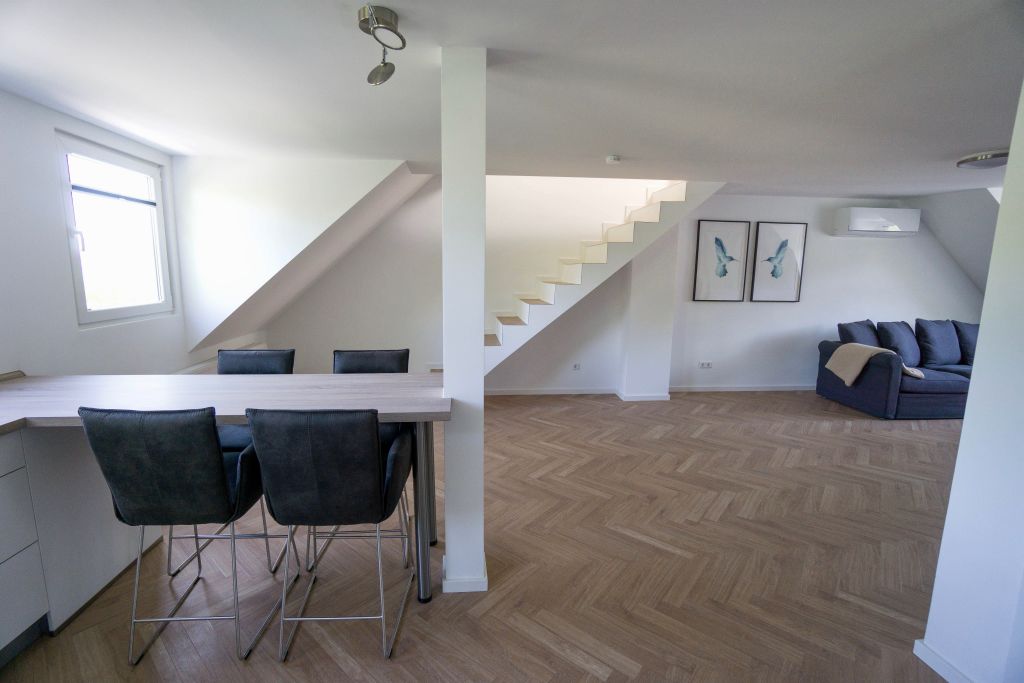 Rent 2 rooms apartment Essen | Entire place | Essen | Wunderschönes Maisonetteloft | Hominext