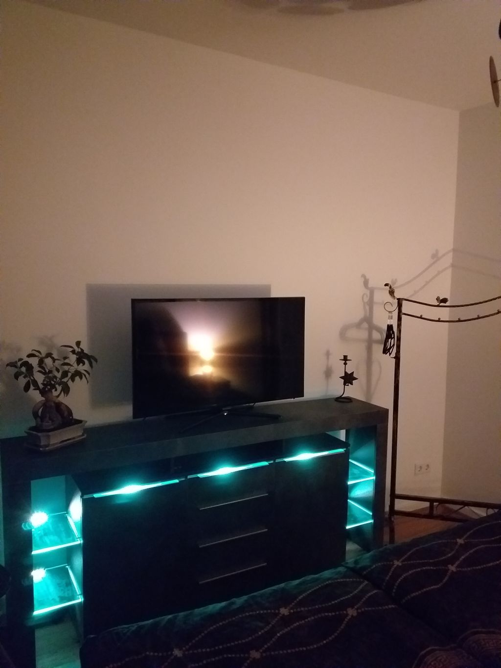 Rent 1 room apartment Leipzig | Entire place | Leipzig | Stil-Wohnung in gehobener Lage: Perfekt für Berufstätige oder Urlauber ǀ All-Inklusive ǀ Gutshof ǀ Balkon ǀ Parken ǀ Extra Reinigung | Hominext