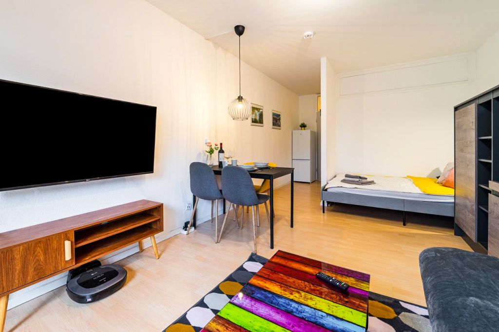 Miete 1 Zimmer Wohnung Köln | Ganze Wohnung | Köln | Nahe der Kölnmesse: Neu möbliertes, sonniges Studio mit Balkon & Parkplatz + KOSTENLOSEM Netflix | Hominext