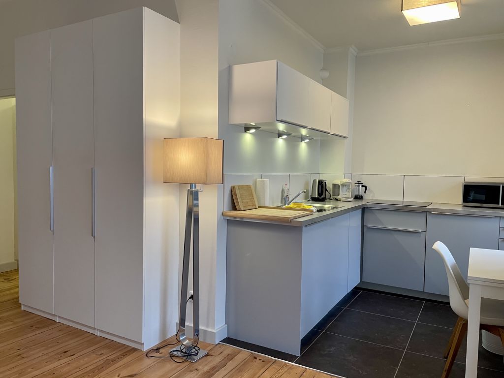 Rent 1 room apartment Berlin | Entire place | Berlin | TOP Studio Apartment, ruhige Bestlage im Prenzlauer Berg, großer Balkon, 50000 DSL Internet, Smart TV , Dielenboden + hohe Altbau Decken, einziehen + wohlfühlen ! | Hominext