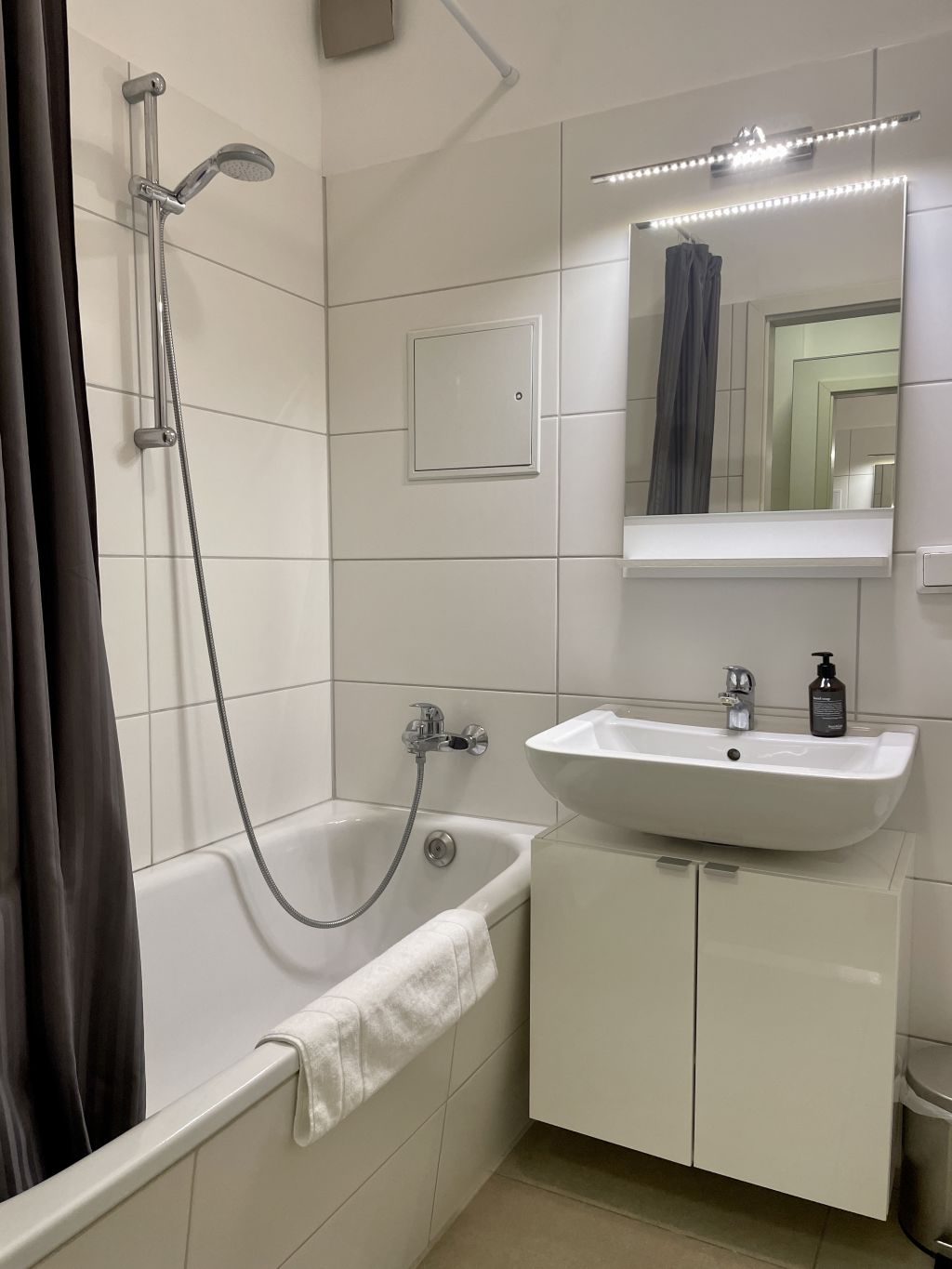 Miete 1 Zimmer Wohnung Berlin | Ganze Wohnung | Berlin | TOP Studio Apartment, ruhige Bestlage im Prenzlauer Berg, großer Balkon, 50000 DSL Internet, Smart TV , Dielenboden + hohe Altbau Decken, einziehen + wohlfühlen ! | Hominext