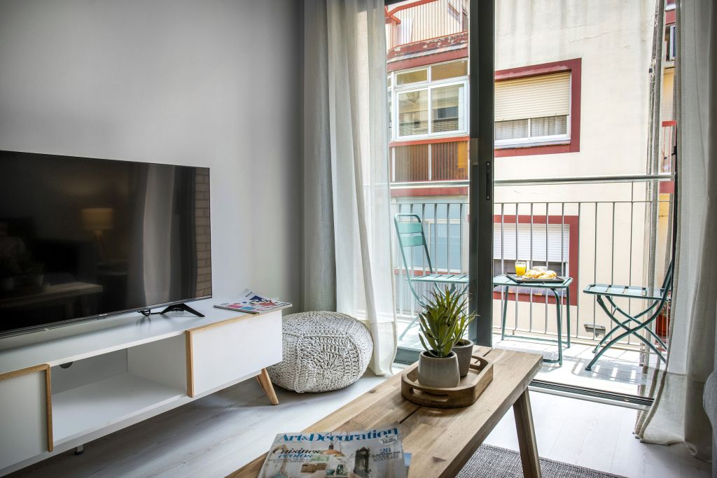 Apartamento alegre y moderno con balcón.