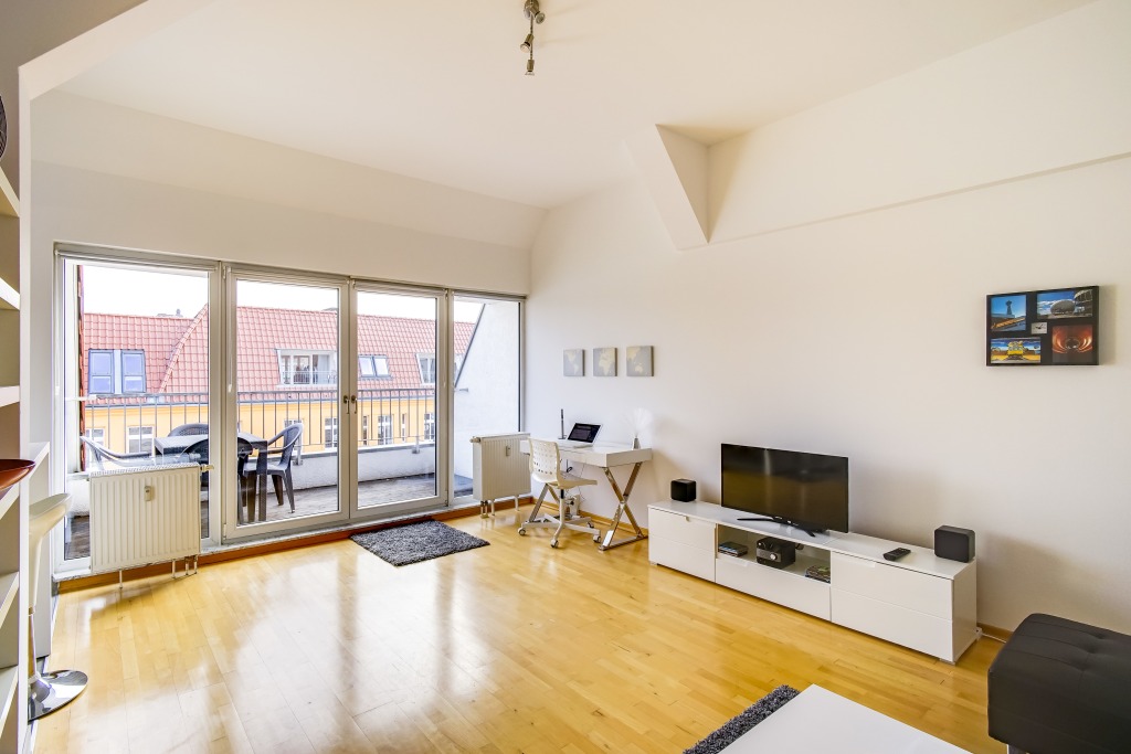 Rent 1 room apartment Berlin | Entire place | Berlin | Neu, zentral, ruhig: Lichtdurchflutetes Dachgeschoss Nähe Helmholtzplatz | Hominext