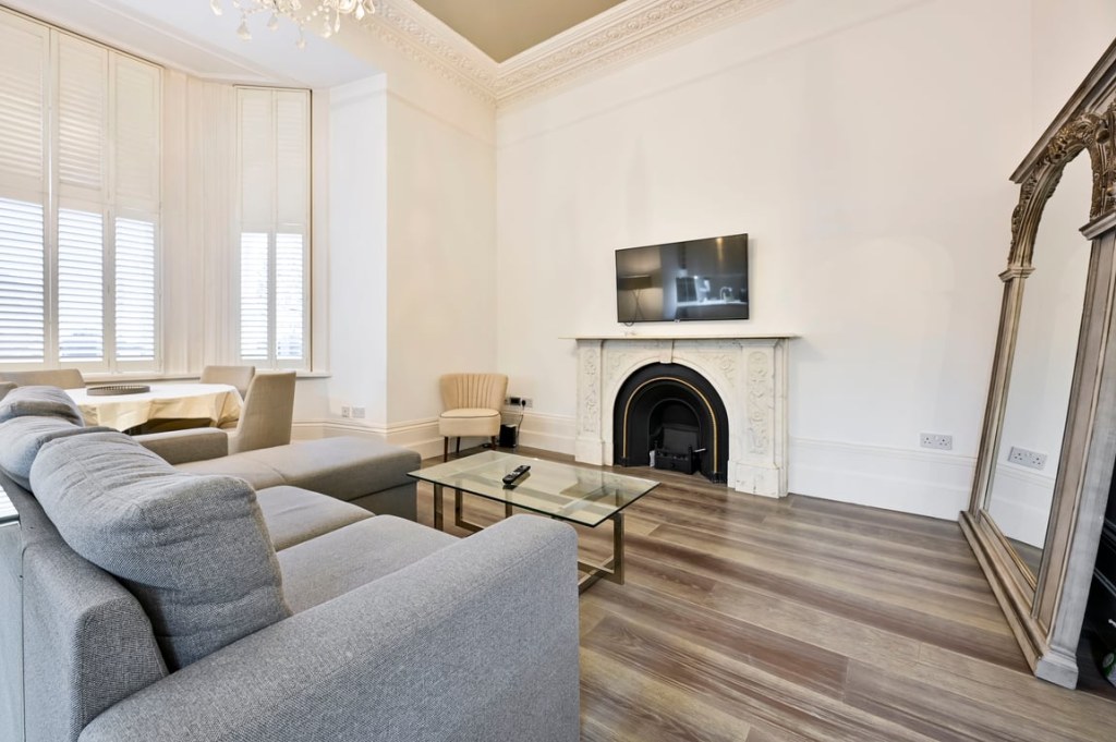 ground floor flat 47 Redcliffe Square, London SW10 9HG, UK