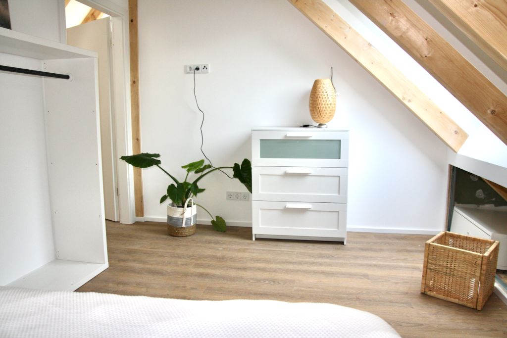 Rent 3 rooms apartment Neuss | Entire place | Neuss | Neuss/Düsseldorf Alleinstehendes Künstleratelier im Park am Wasserfall | Hominext