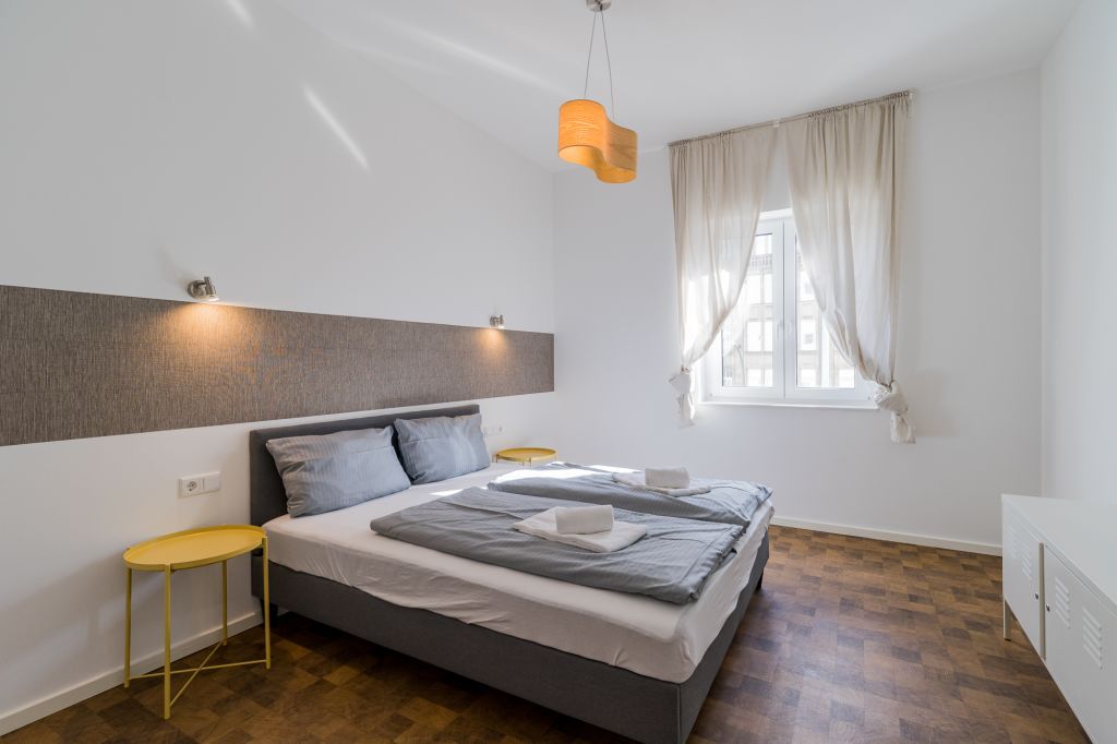 Rent 2 rooms apartment Berlin | Entire place | Berlin | Schöne helle 3-Zimmer Wohnung mit Balkon am Hermannplatz | Hominext