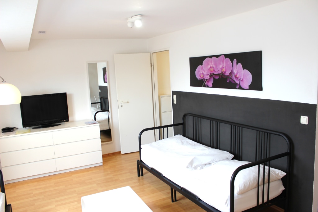 Rent 1 room apartment Köln | Entire place | Köln | Maisonette Wohnung mit Dachterrasse in perfekter Innenstadtlage am Rhein und Schokoladenmuseum | Hominext