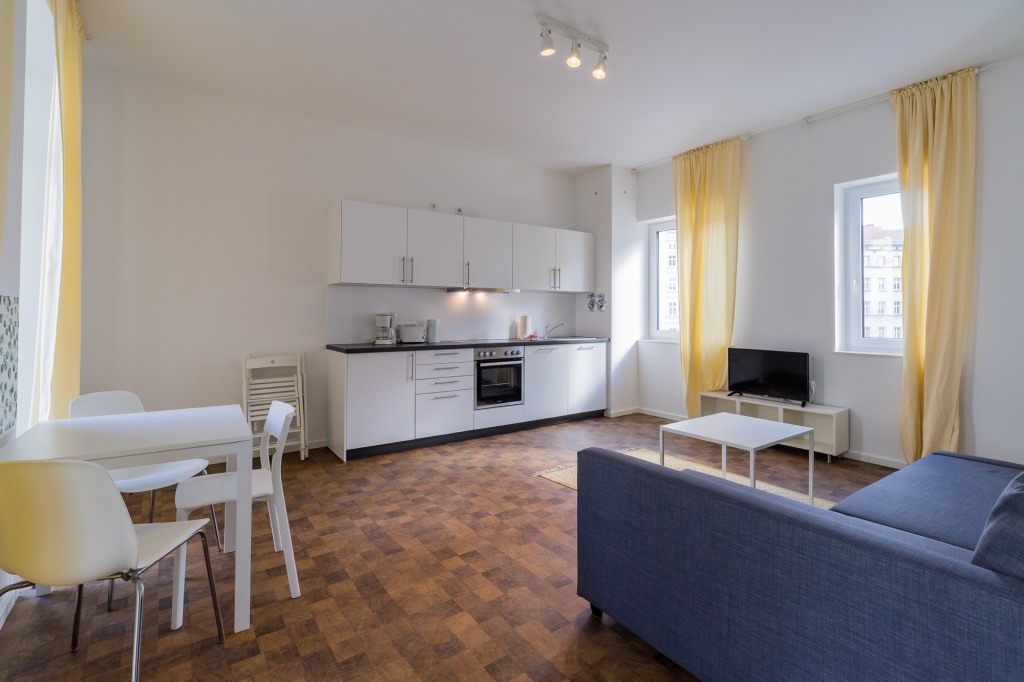 Rent 2 rooms apartment Berlin | Entire place | Berlin | Schöne helle 3-Zimmer Wohnung mit Balkon am Hermannplatz | Hominext