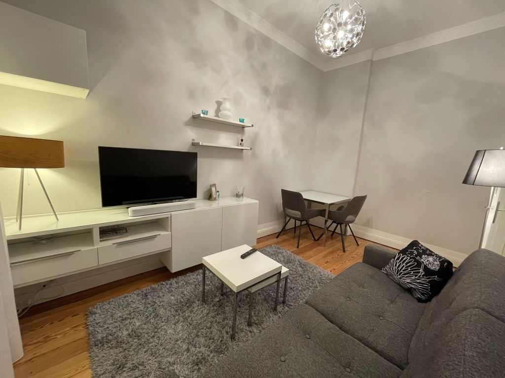 Rent 1 room apartment Hamburg | Entire place | Hamburg | Charmante komfortable 2 Zi-Whg. im klassischen Altbau direkt in der City am Michel | Hominext