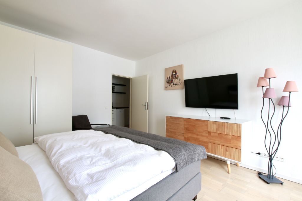 Miete 1 Zimmer Wohnung Köln | Ganze Wohnung | Köln | Helles Apartment mit Balkon am Barbarossaplatz | Hominext