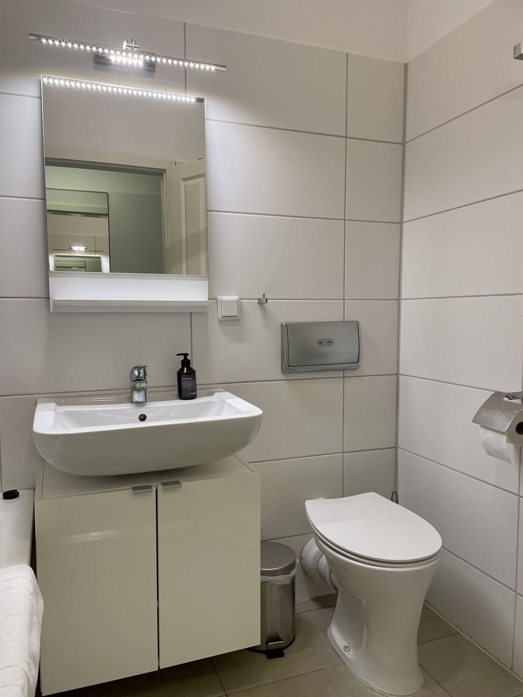 Rent 1 room apartment Berlin | Entire place | Berlin | TOP Studio Apartment, ruhige Bestlage im Prenzlauer Berg, großer Balkon, 50000 DSL Internet, Smart TV , Dielenboden + hohe Altbau Decken, einziehen + wohlfühlen ! | Hominext