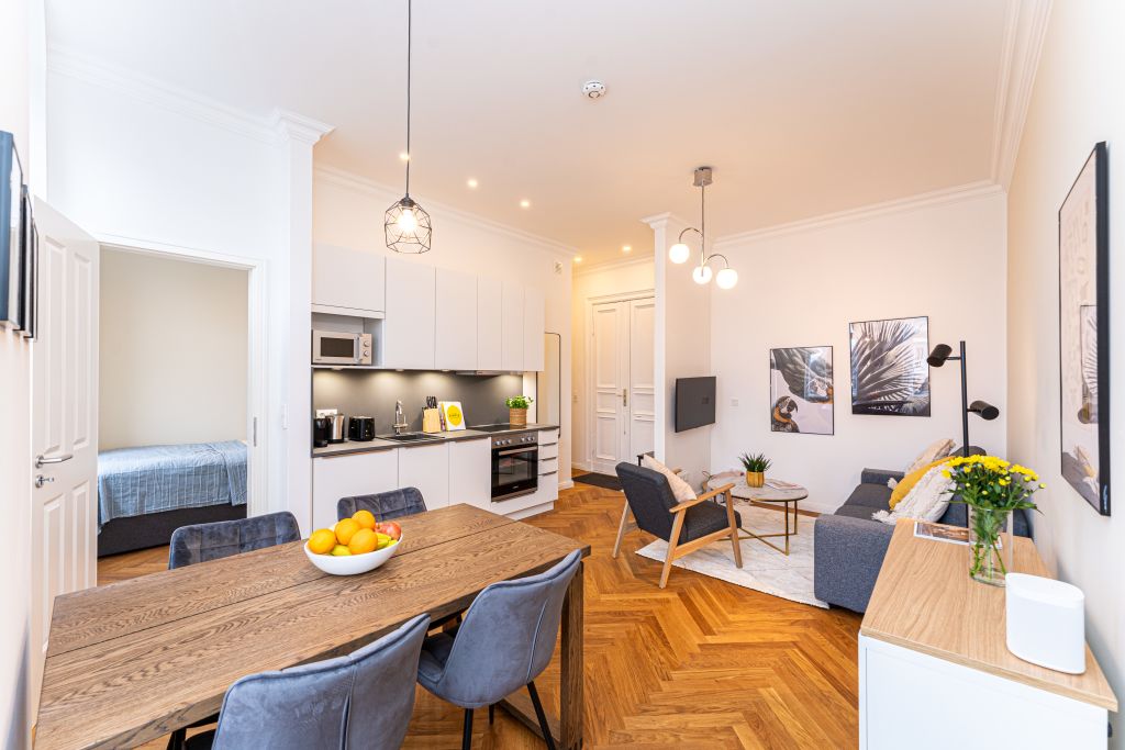 Rent 2 rooms apartment Berlin | Entire place | Berlin | Urbaner Luxus: Neu renovierte 3-Zimmer-Wohnung im Kollwitzkiez | Hominext