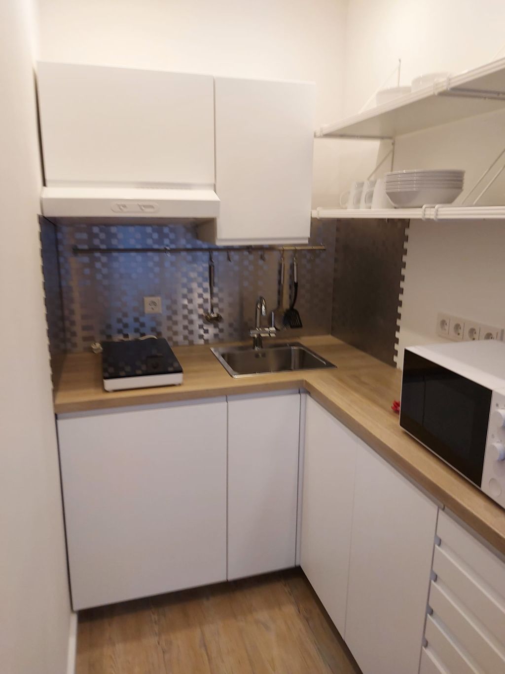 Miete 1 Zimmer Wohnung Düsseldorf | Ganze Wohnung | Düsseldorf | Neu saniertes und ruhiges Appartement mit Balkon zur Gartenseiten | Hominext