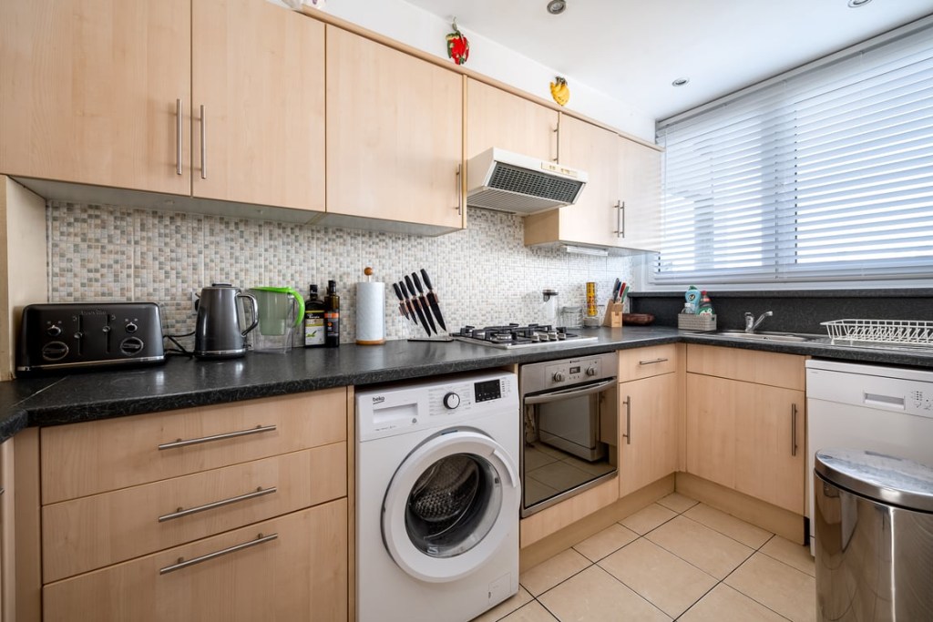 Flat 18 Raynham House, Harpley Square, London E1 4EB, UK