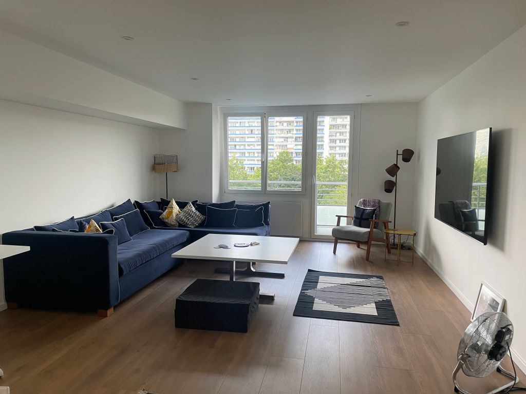 Rent 2 rooms apartment Berlin | Entire place | Berlin | 124 | Moderne 3-Zimmer-Wohnung in bester Mitte-Lage mit Blick ins Grüne | Hominext