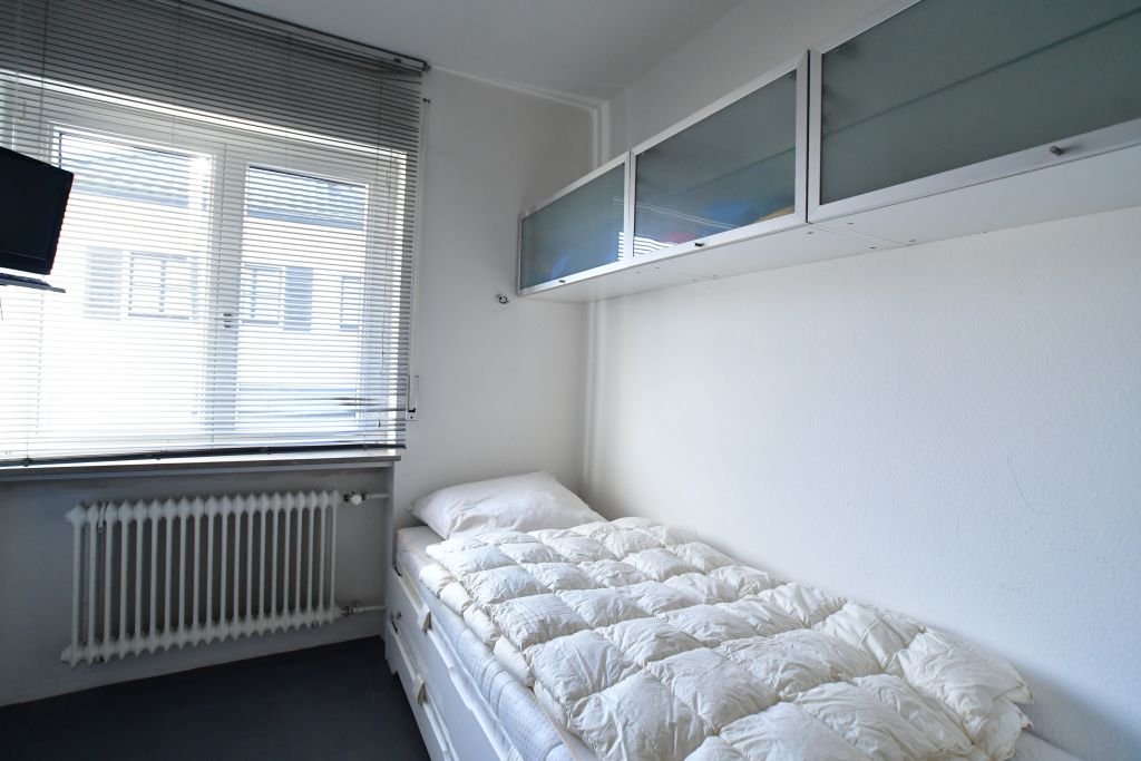 Rent 2 rooms apartment Stuttgart | Entire place | Stuttgart | Sonnendurchflutete 5-Zimmer-Wohnung in ruhiger Lage mit großem Südbalkon, Blick ins Grüne | Hominext