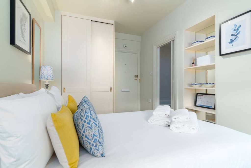 Flat 8, Chelsea Cloisters, Sloane Avenue