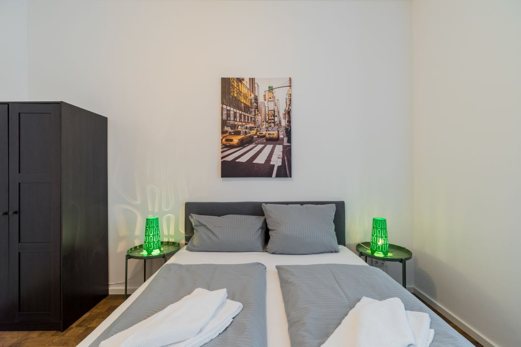 Rent 2 rooms apartment Berlin | Entire place | Berlin | Schöne helle 3-Zimmer Wohnung mit Balkon am Hermannplatz | Hominext