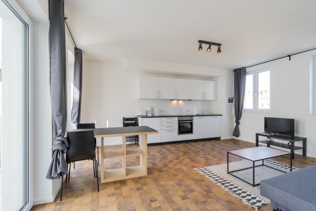 Rent 2 rooms apartment Berlin | Entire place | Berlin | Schöne helle 3-Zimmer Wohnung mit Balkon am Hermannplatz | Hominext