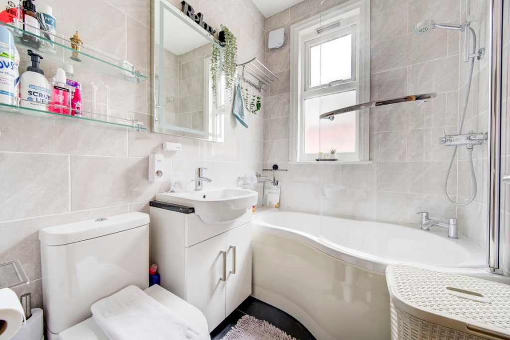 19 Thorpebank Road, London W12 0PG, UK