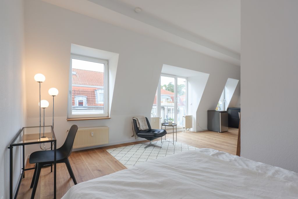 Rent 1 room apartment Blankenfelde-Mahlow | Entire place | Blankenfelde-Mahlow | Möbliertes, ruhiges Loft mit Balkon und Tiefgarage | Hominext