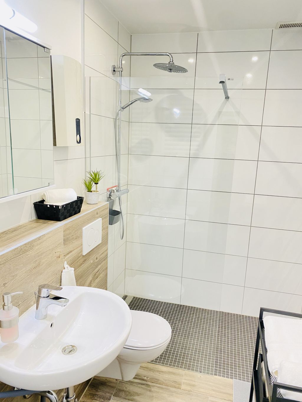 Rent 1 room apartment Leverkusen | Entire place | Leverkusen | Neue, modische 2-Zimmer Wohnung im Stadtzentrum (nahe Hauptbahnhof, Parkplatz optional) | Hominext