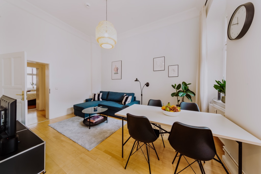 Rent 1 room apartment Berlin | Entire place | Berlin | Beste Kiezlage Prenzlauer Berg: Helle 2-Zimmer-Wohnung in charmanter Altbauweise mit hohen Decken, beste Lage im Kollwitzkiez, perfekt für Paare und Familien mit Kleinkind | Hominext