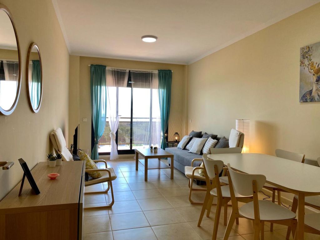 Apartamento de dos dormitorios con piscina en torr