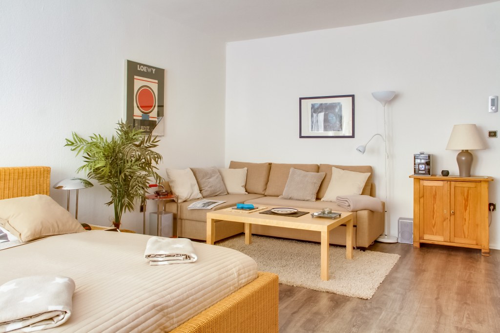 Rent 1 room apartment Berlin | Entire place | Berlin | Gemütliches großes 1-Zimmer Apartment (45 qm) mit Balkon in ruhiger grüner Allee-Lage | Hominext