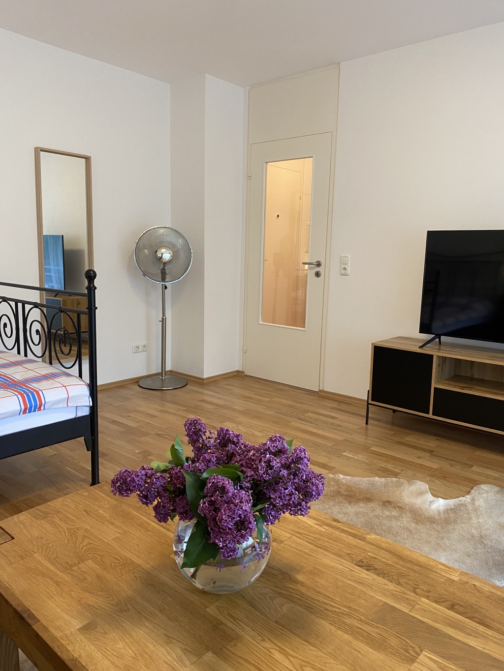 Miete 1 Zimmer Wohnung Wiesbaden | Ganze Wohnung | Wiesbaden | Schöne, frisch renovierte und möblierte 1-Zimmer Wohnung mit Balkon und Internet in Wiesbaden Badewanne, Internet, Münzwaschmaschine, Parkettboden, Balkon, ruhige Lage | Hominext