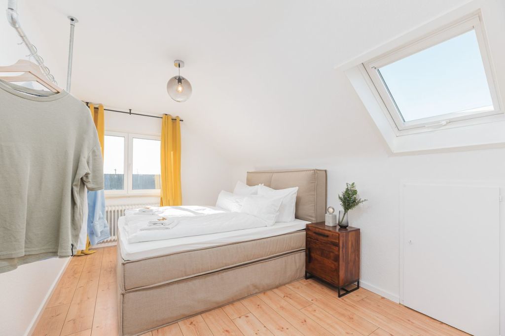 Miete 2 Zimmer Wohnung Filderstadt | Ganze Wohnung | Filderstadt | Stylische 3-Zimmer-Wohnung mit zwei Schlafzimmern, Balkon und PKW-Stellplatz in Filderstadt-Harthausen. | Hominext