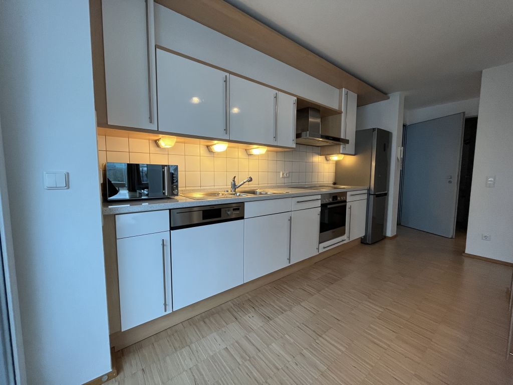 Rent 2 rooms apartment Düsseldorf | Entire place | Düsseldorf | möblierte 3 Zimmer Wohnung mit Blick auf die Gehry Bauten | Hominext