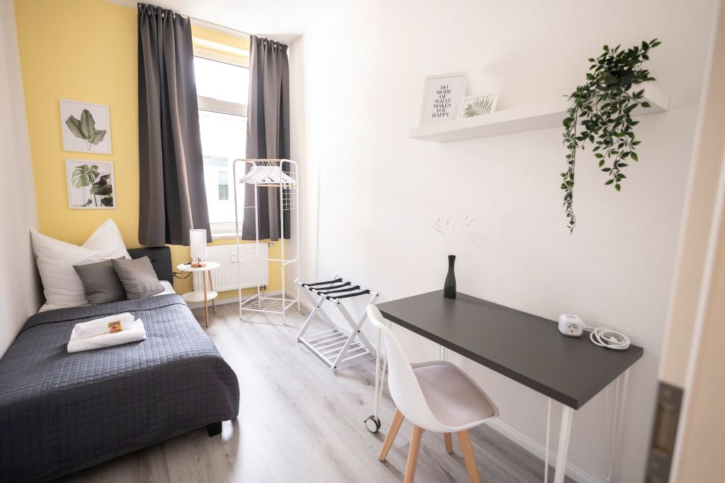 Rent 3 rooms apartment Chemnitz | Entire place | Chemnitz | 125 qm Apartment direkt im Zentrum / Parkplatz inklusive | Hominext