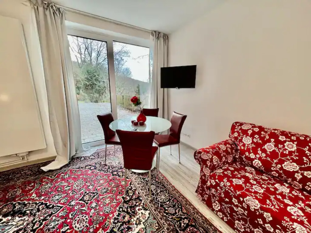 Rent 1 room apartment Bovenden | Entire place | Bovenden | Red Rose – A Symbol of Timeless Beauty | Hominext