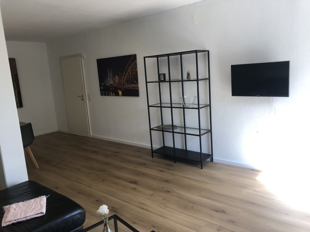 Rent 2 rooms apartment Köln | Entire place | Köln | Geräumige Haushälfte mit riesigem Garten im grünen Köln-Brück, Gute Anbindung an Flughafen, Messe und Innenstadt | Hominext