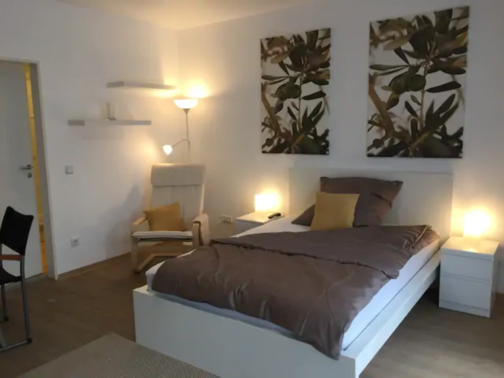 Rent 1 room apartment Düsseldorf | Entire place | Düsseldorf | Ruhiges Appartement mit Balkon zur Gartenseiten | Hominext