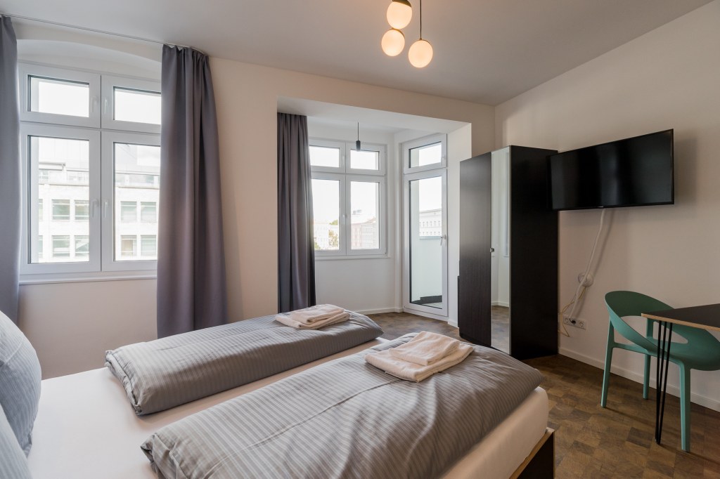 Rent 1 room apartment Berlin | Entire place | Berlin | Großzügiges Studio im sanierten Apartmenthaus am Hermannplatz | Hominext