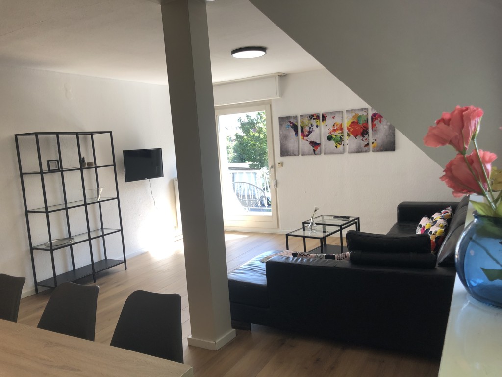 Rent 2 rooms apartment Köln | Entire place | Köln | Geräumige Haushälfte mit riesigem Garten im grünen Köln-Brück, Gute Anbindung an Flughafen, Messe und Innenstadt | Hominext