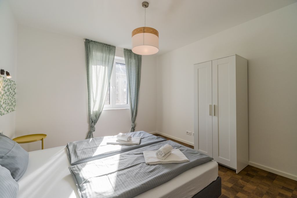 Rent 2 rooms apartment Berlin | Entire place | Berlin | Schöne helle 3-Zimmer Wohnung mit Balkon am Hermannplatz | Hominext