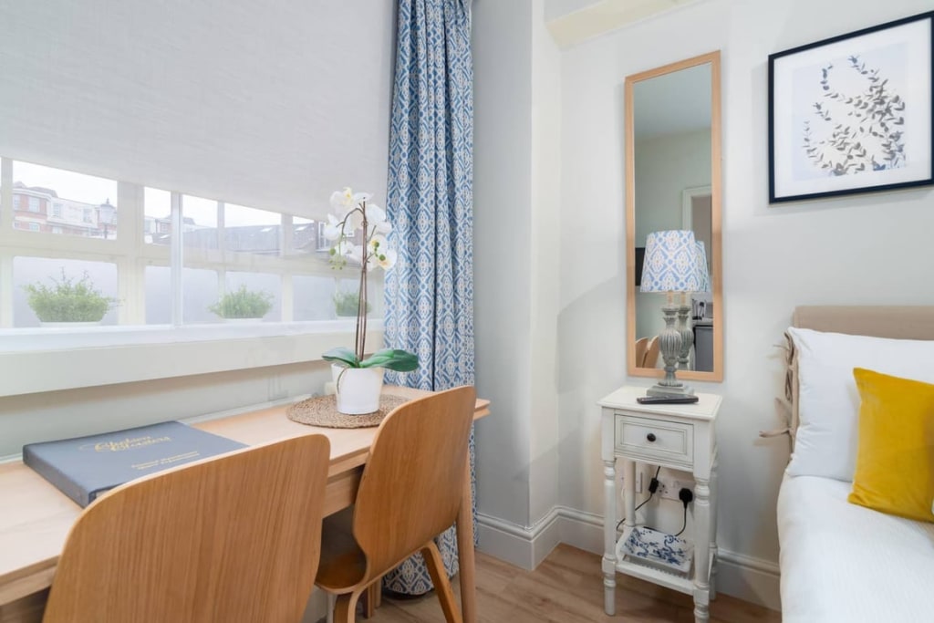 Flat 8, Chelsea Cloisters, Sloane Avenue