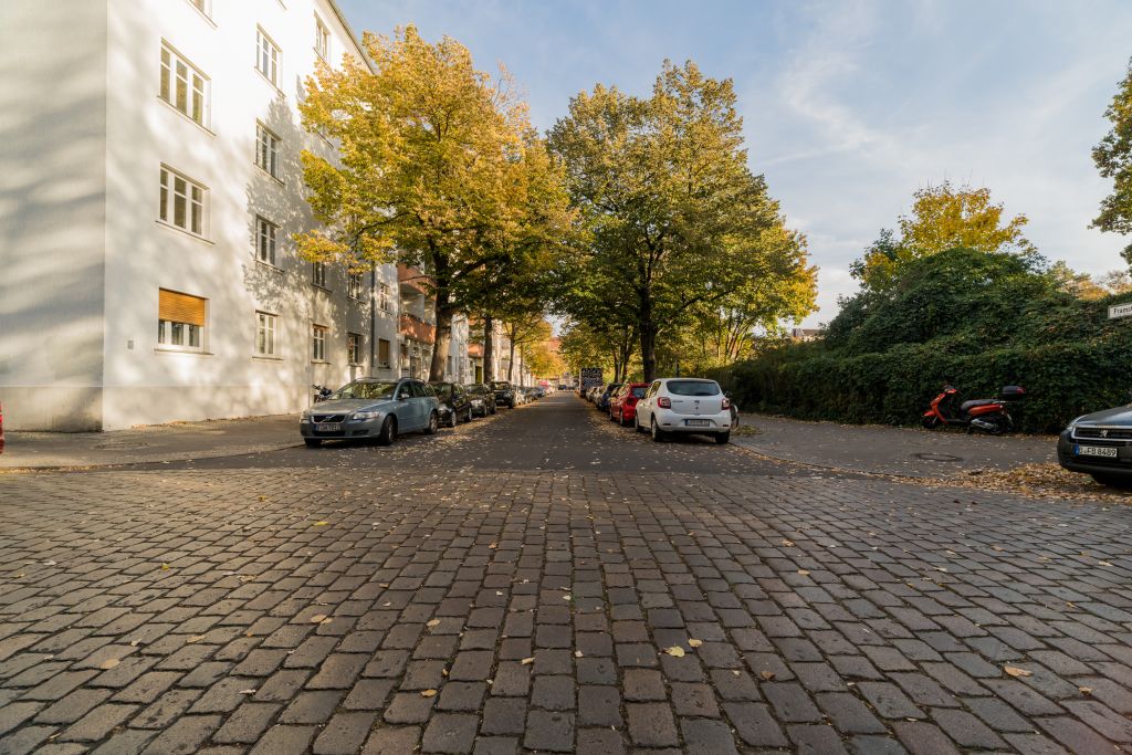 Rent 2 rooms apartment Berlin | Entire place | Berlin | Renoviertes, zeitgenössisches 3-Zimmer-Apartment mit Balkon in Neukölln | Hominext