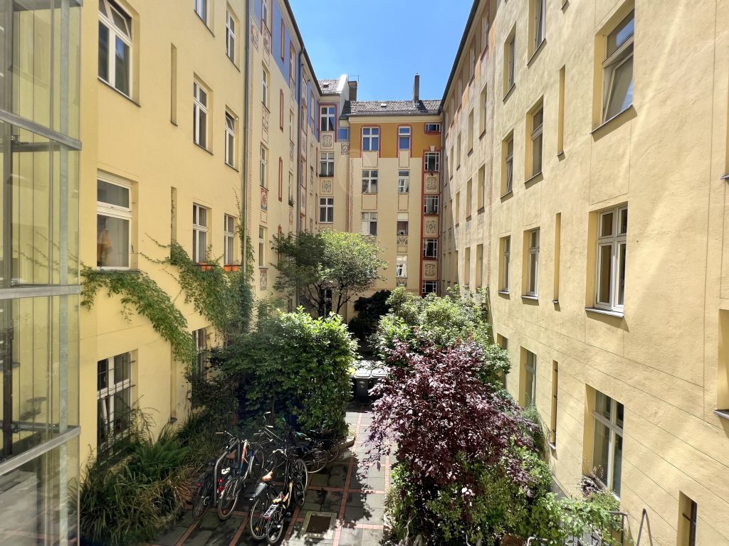 Rent 1 room apartment Berlin | Entire place | Berlin | Ruhige Altbau Loft in TOP Szenelage mit Blick ins Grüne - Boxhagener Platz um die Ecke! | Hominext