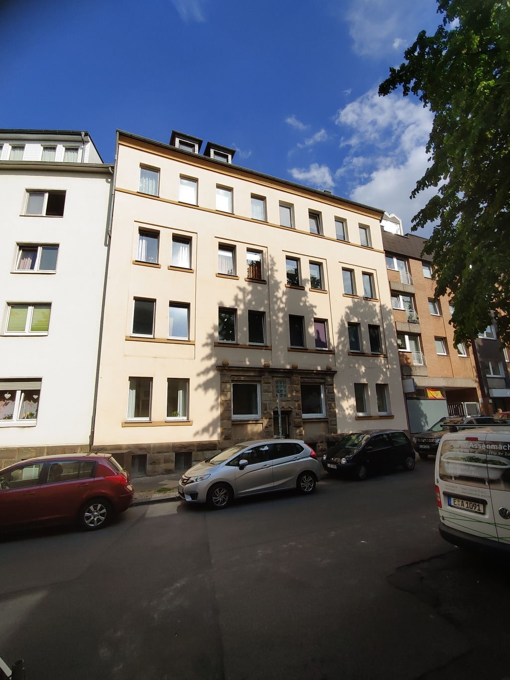 Rent 3 rooms apartment Essen | Entire place | Essen | Penthouse-Appartment mit 5 Zimmern, 2 Bädern, Küche und Durchreiche - zentral gelegen | Hominext