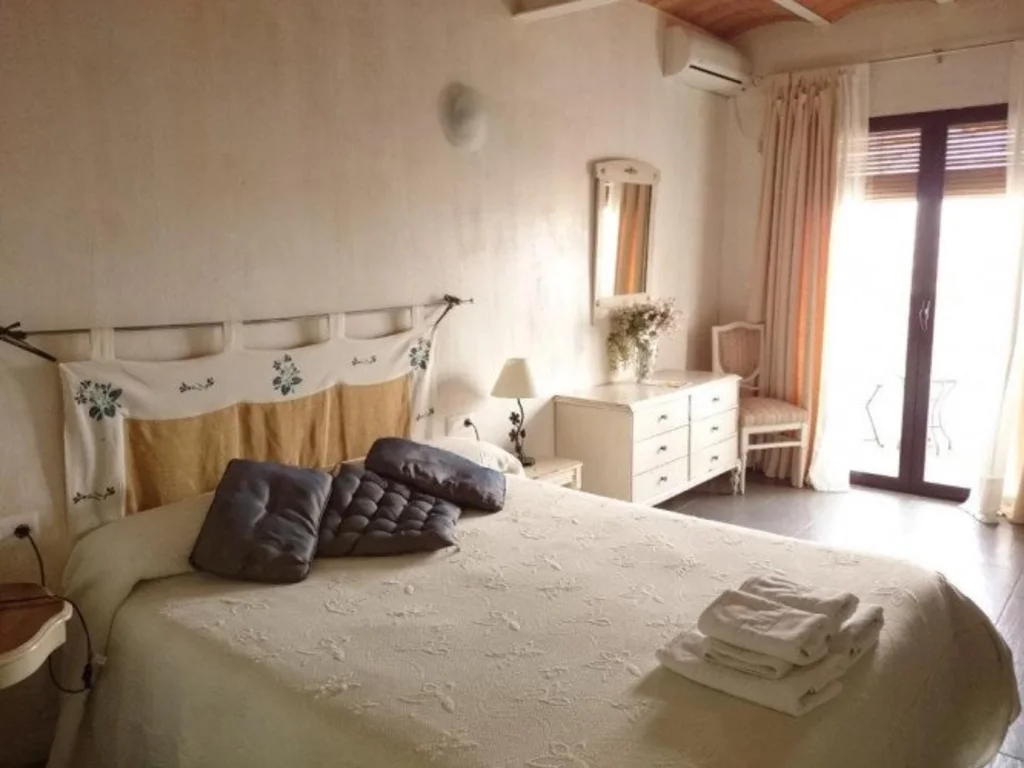 Bed and breakfast en pinos genil con terraza